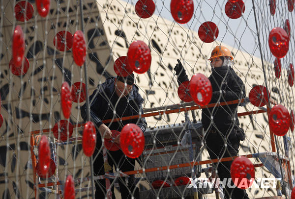 3��10�գ�������Ա����Ϊ��ʿ�ݵ���ǽ��װ̫����װ�������豸��