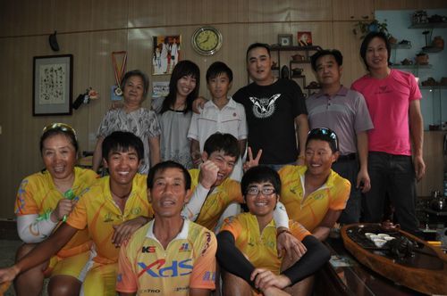 到田柱其哥哥家做客