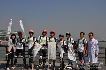 ͬѧ���ڽ𼦺��Ϻ�Ӱ