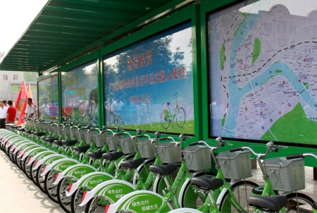 遍布广元全城的公共自行车,方便市民绿色出行(资料图片)