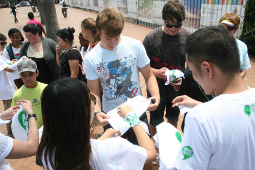 低碳先锋队将绿手帕赠送给参会嘉宾和南非人民