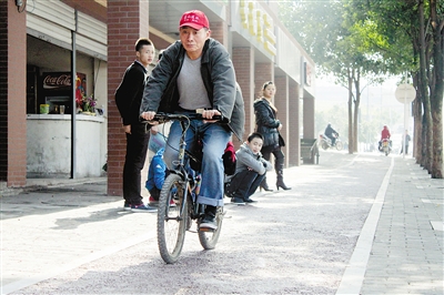 自行车道让市民过了把“骑车瘾”。韩成栋 摄