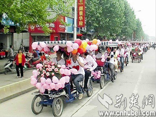 ��16���������г���ɵ�ӭ�׳��ӴӺ��Ͻ�ͷʻ��ʱ���������ڶ�·�˹�ע��