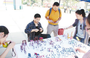 手工描绘的梳子、废旧铁丝做成的机器人、二手牛仔裤创作的粘贴画,各种DIY的小饰品……近日,“牛仔可乐”创意市集在南亚广场拉开帷幕,琳琅满目的低碳创意物品展示令人目不暇接。