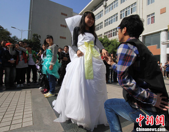 ͼΪŮ���÷Ͼ����ϴ����ɻ�ɴ�������������緢 ����� ��