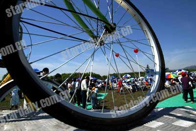 20万人承诺环境日不开车 环保局副局长骑车来参加