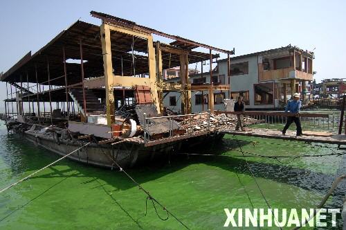 ����2007��8��23�գ������ڲ�����̫���е�����̫����ɽˮ�ϲ�������Ⱥ��λ��̫��֮���Ľ���ʡ�������С�̫�����顱֮�ơ�2007�괺�죬̫�����屩������������200���������˳���Լһ�ܵ���ˮΣ����ʹ��˼ʹ�������г����Ƴ�����ˮ����ϵͳ�����ٺ�����ֳ���������ʪ�صȴ�ʩ�⣬���������й�ģ���µġ���С����ҵ��С������Сˮ�ࡢС������С��ơ�СӡȾ��һ�ɹرգ�ͬʱ�������Ρ��������͡��������ġ�����Ⱦ����Σ�ա��Ͳ�������Ч�棩��ҵ��