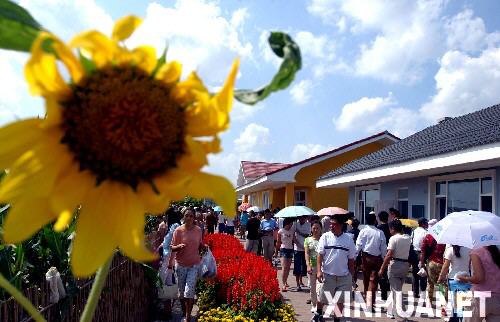 2003��8��17�գ������ڵ��Ľ��й���������ũҵ��ʳƷ���������ף����ϲι�С��סլ�����ڱ��쳤��ũ�����ϣ��Ķ���ӱ���¡�����������סլ��Ϊ�ڶ�ũ���ע���ȵ㡣����߽�������Ϊ�����סլ��Ҳ����С��סլ��С��סլ��ԭ�����סլ�����ϸĽ�ΪͥԺ��ʽ���������߲˴�������ء����ᡢ��������λһ�塱����Դ��̬ģʽ���̣�Ϊũ��չ����һ�ֿɳ�����չ�ľ�ס��ģʽ��Ϊ����ũ�徭���͡���̬��סլ�ṩ�ο�