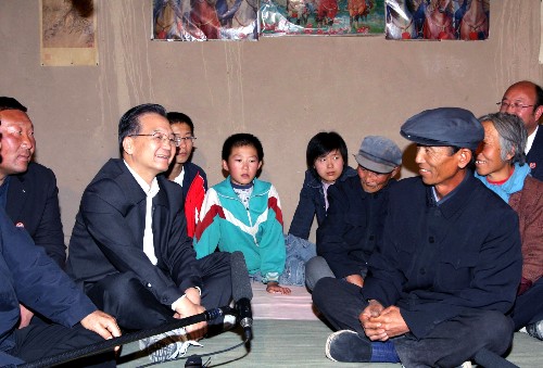 10��1�չ���ڣ��й��������ξֳ�ί������Ժ�����¼ұ���������ʡ�����أ������ڸ���ɳĮ�Ͱ͵�����ɳĮ���ᴦ���쿴��ɳ��ɳ����������ׯ�߷�ũ������ɲ�Ⱥ����̸���о�������̬������ɳĮ�����ĸ�����ơ� �����¼ұ�������������������ͻԴ����ҵĿ�ͷ��ѯ�ʴ�����������ɳ�����