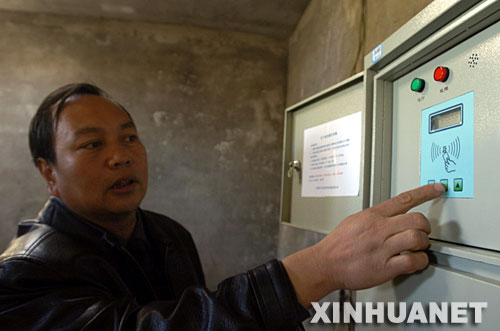 敦煌市水利局的一名工作人员在介绍安装在敦煌市肃州镇的一台刷卡式水表新华社记者 聂建江 摄 敦煌市水利局的一名工作人员在介绍安装在敦煌市肃州镇的一台刷卡式水表新华社记者 聂建江 摄