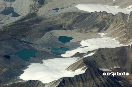 位于中国新疆维吾尔族自治区首府乌鲁木齐市西南120公里处的天山“一号冰川”,是世界冰川组织重点监测以研究世界气候变化的10条冰川之一。据中国科学院兰州寒区旱区研究所设在这里的冰川站观测,受全球气候变暖等因素的影响,“一号冰川”每年退缩8米左右。 位于中国新疆维吾尔族自治区首府乌鲁木齐市西南120公里处的天山“一号冰川”,是世界冰川组织重点监测以研究世界气候变化的10条冰川之一。据中国科学院兰州寒区旱区研究所设在这里的冰川站观测,受全球气候变暖等因素的影响,“一号冰川”每年退缩8米左右。