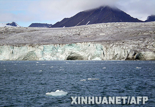 资料图片:这是位于北极附近的挪威斯瓦尔巴群岛的一条冰川(8月23日摄)。自1966年以来,这条冰川已缩减了3.5公里。研究表明,北极地区气候变暖的速度是地球其他地区气候变暖速度的两倍,这对北极地区的生态系统构成了严重威胁。新华社/法新