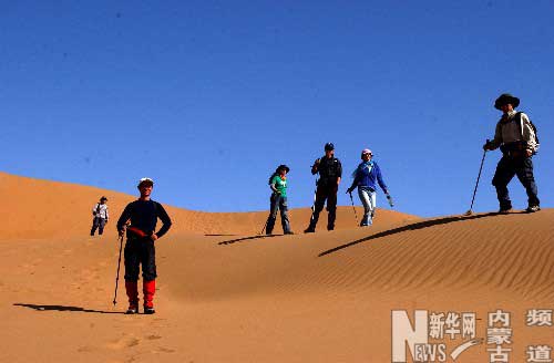 2007��10��4�գ���λ�ο��ڰ͵�����ɳĮ���档������̬�����������ת����̬�����������Ӱ/������