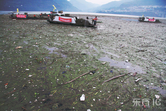 重庆应急打捞三峡库区漂浮垃圾(组图)