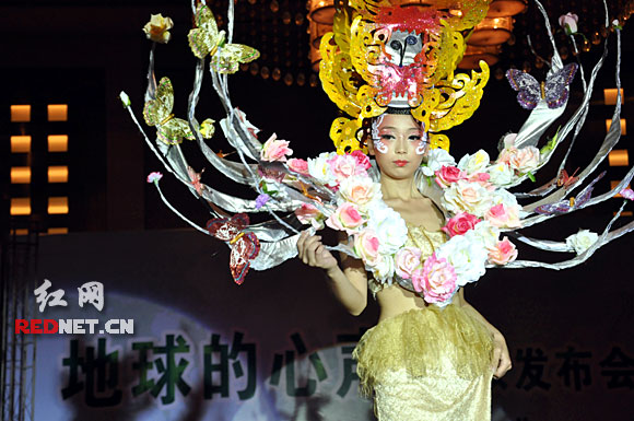 春的造型,采用了树条和各种花来喻意大地复苏。