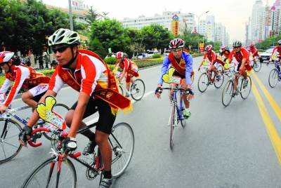 绿色出行活动吸引了众多市民参加 绿色出行活动吸引了众多市民参加