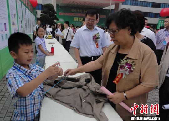 重庆少年崇尚节能环保发明多功能衣架引关注