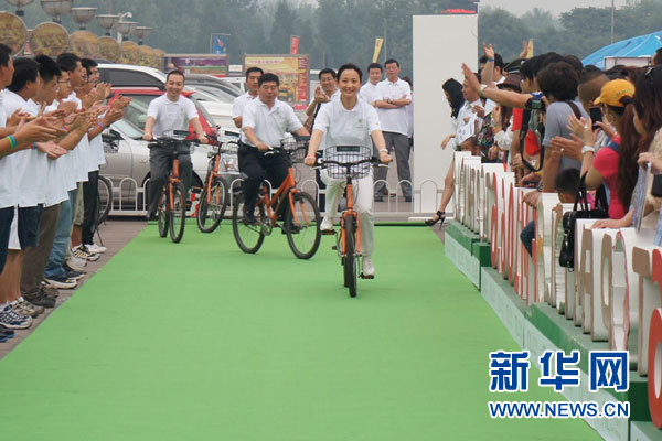 6��21����20�㣬���������Ϊ2012�ꡰ����Ϩ�ơ��Ϩ����Сʱ��ͼΪ���������Ϩ��ǰ�����Ƭƴ�档�»������� Ҧ˹����