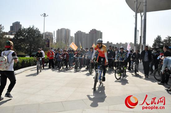 倡导环保骑行队伍向欢乐谷进发(人民网 夏迪摄)