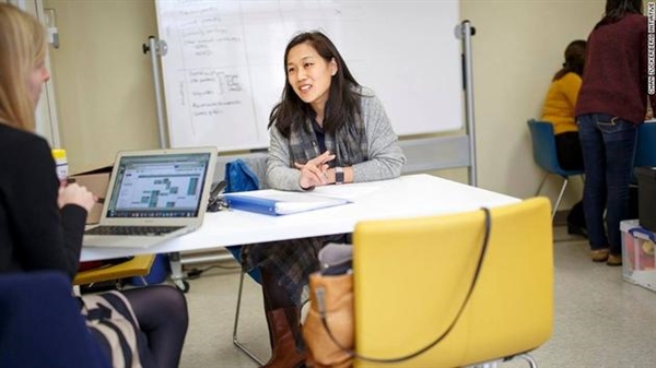 小扎妻子为穷困儿童建免费学校 因童年艰苦生活