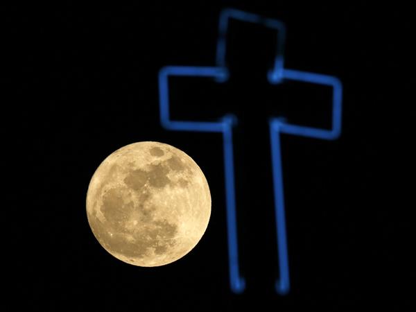 68年最大!世界各地的“超级月亮”:简直美呆了